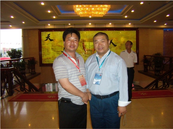 2010.12.26與云南麗江市蔣國慶總經(jīng)理合影-億昌菌業(yè).JPG