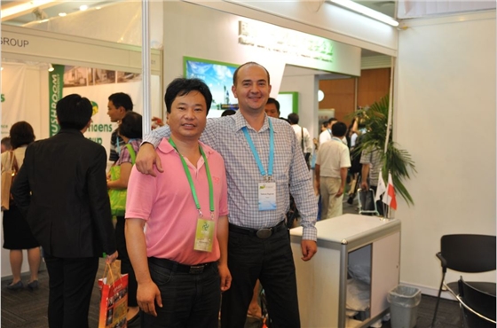 2012.08.27第18屆國際食用菌大會，與波蘭Champion出口總監(jiān)Tadeusz Raginiak一起-億昌菌業(yè).jpg