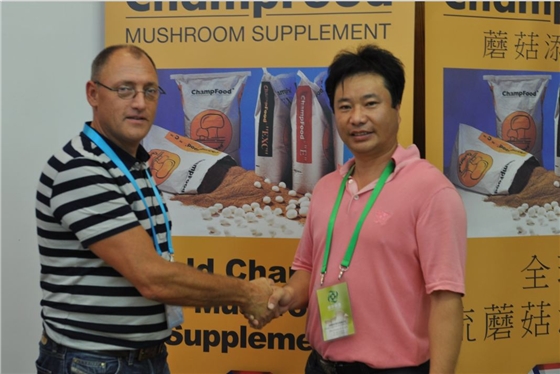 2012.08.27與合作伙伴ChampFood International The Netherlands荷蘭Eirc Vernooij先生在第18屆國(guó)際食用菌大會(huì)見(jiàn)面-億昌菌業(yè).JPG
