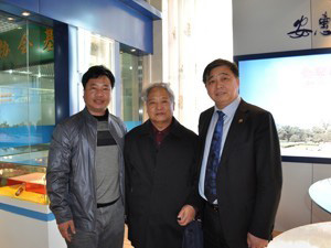 2012年3月25日與中國(guó)科學(xué)院卯曉嵐教授（中）、江蘇安惠生物科技有限公司董事長(zhǎng)陳惠（右）一起