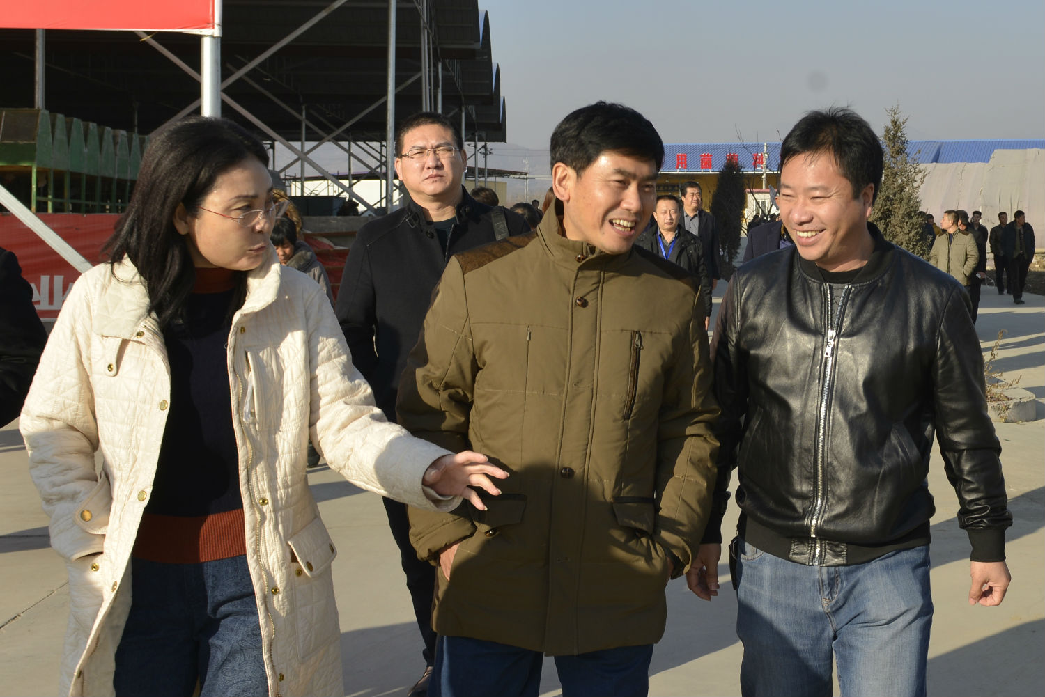 中國食用菌協(xié)會常務副會長高茂林（中）、遵化市副市長梁輝（左），對億昌公司為遵化市食用菌發(fā)展做出的突.JPG