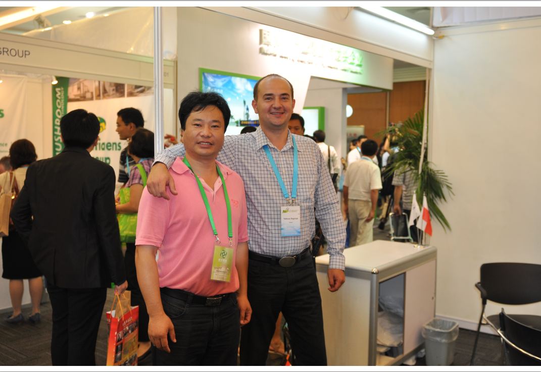2012.08.27第18屆國際食用菌大會，與波蘭Champion出口總監(jiān)Tadeusz Raginiak一起（截屏）-億昌菌業(yè)