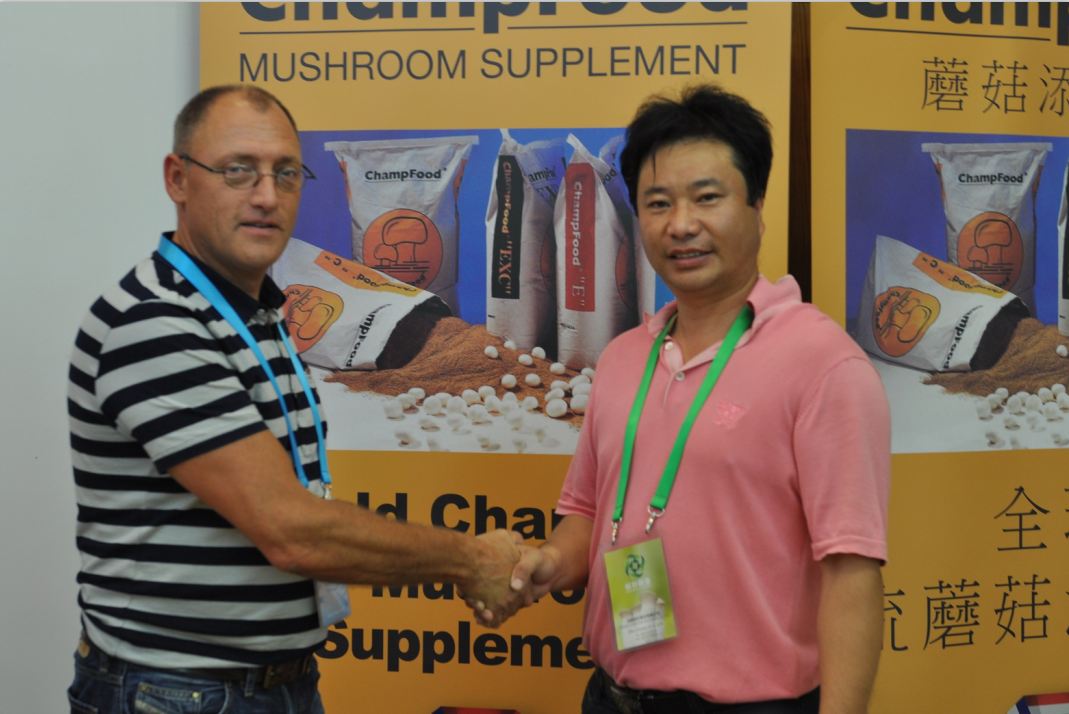 2012.08.27與合作伙伴ChampFood International The Netherlands荷蘭Eirc Vernooij先生在第18屆國際食用菌大會見面-億昌菌業(yè)