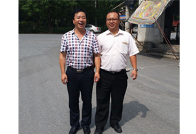 武漢菌博會(huì)展服務(wù)有限公司總經(jīng)理、易菇網(wǎng)的副總趙雄（右一）與億昌菌業(yè)張東平（左一）合影留念
